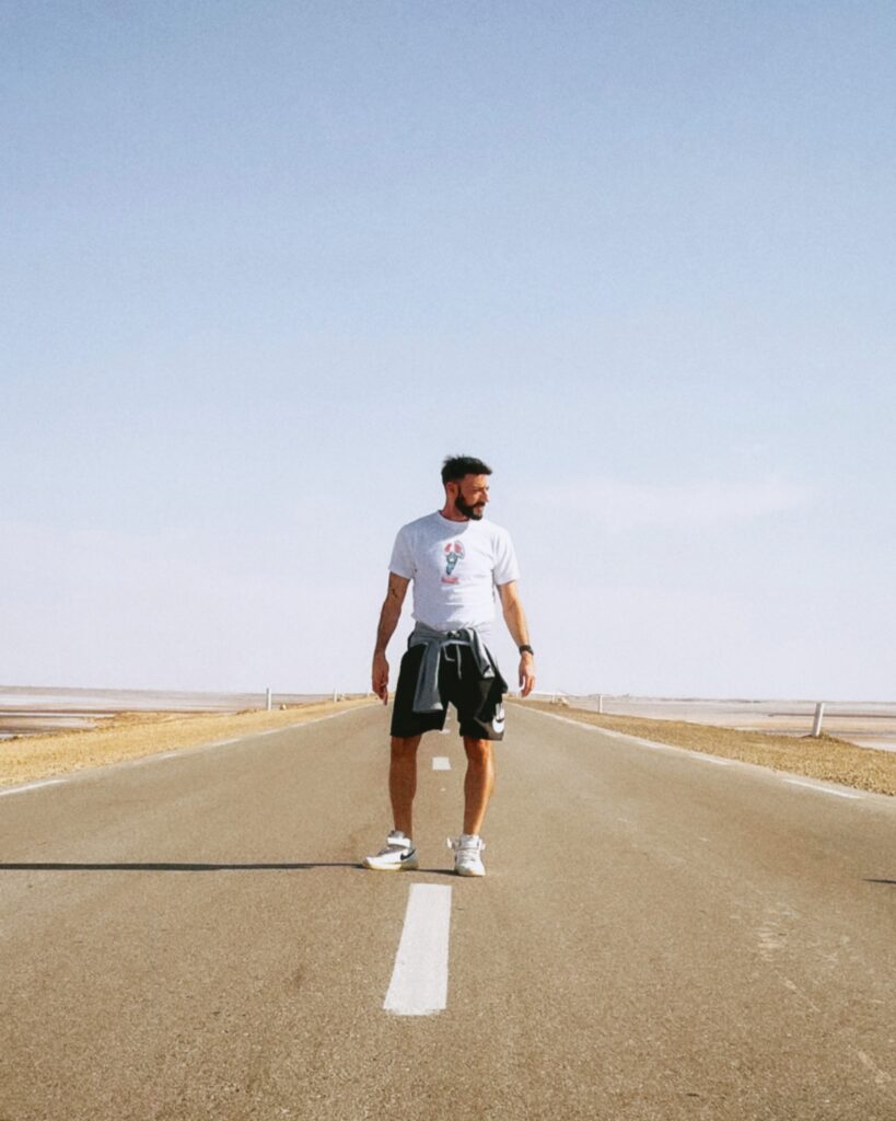 Alessio su una strada dritta nel deserto