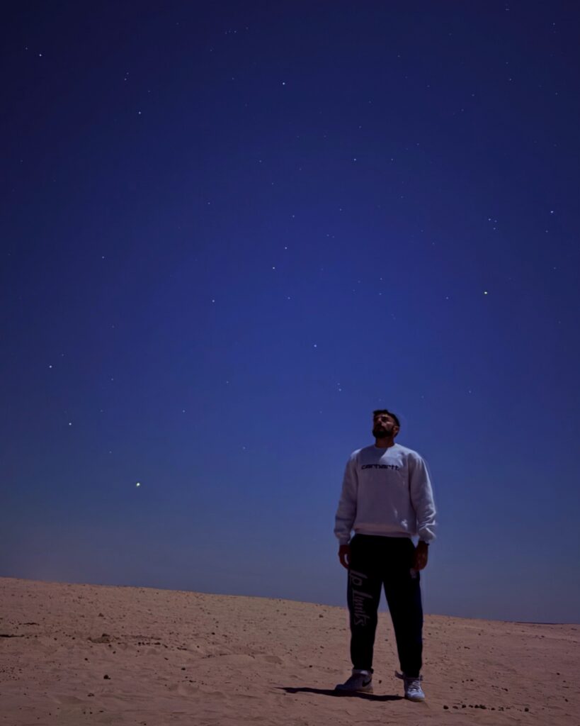 Alessio sotto un cielo stellato nel deserto