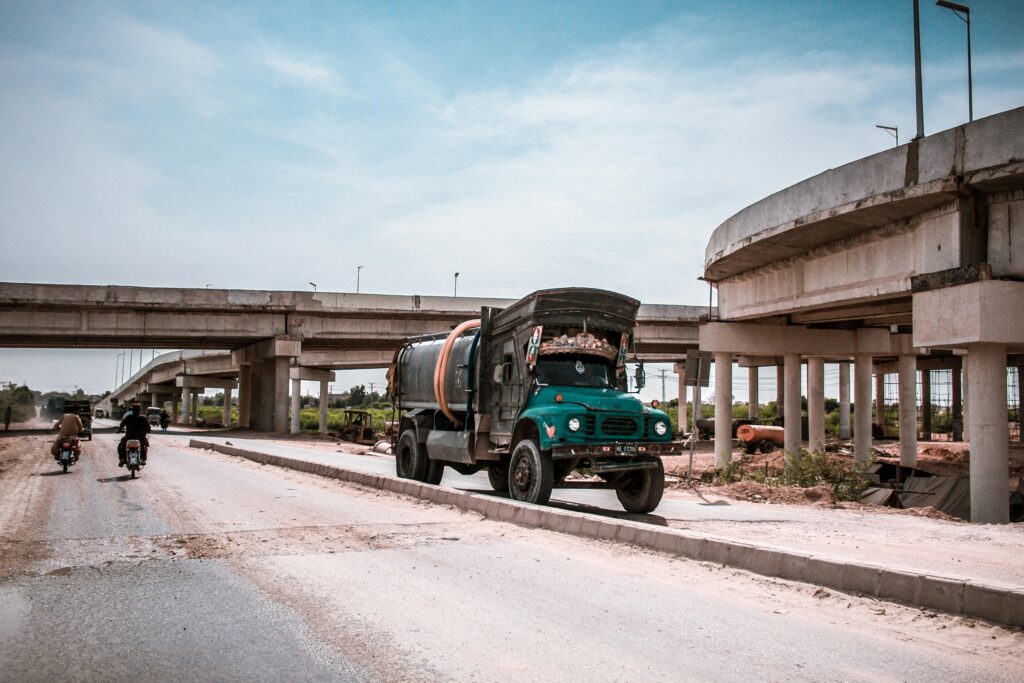 Camion colorato lungo una strada