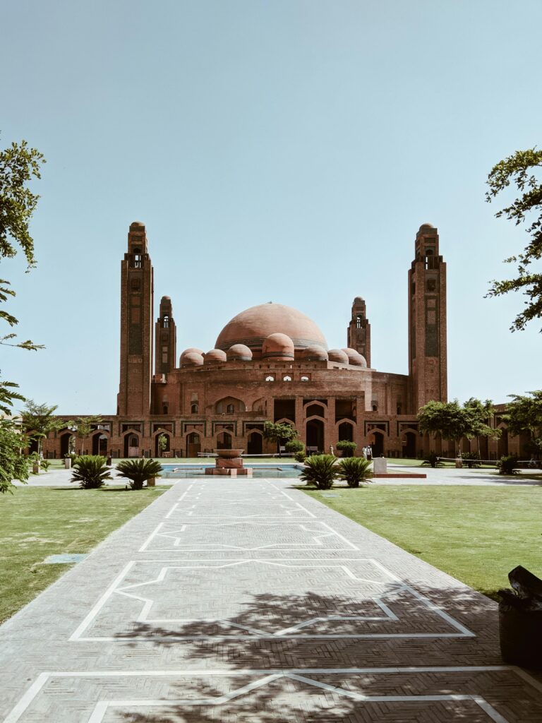 Moschea con due minareti